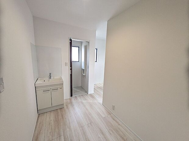 【2階洗面】2階ホールに2つ目の洗面台を設置。就寝中にお手洗いに行った後など、2階で水を使いたいときに1階まで下りずにすみます。1階の洗面台をご家族が使用中でも歯磨きや身づくろいができます。