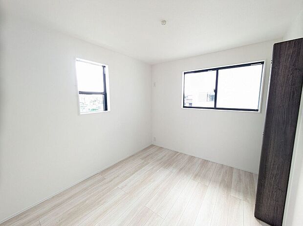 【洋室】No.3　全居室二面採光・収納付き。