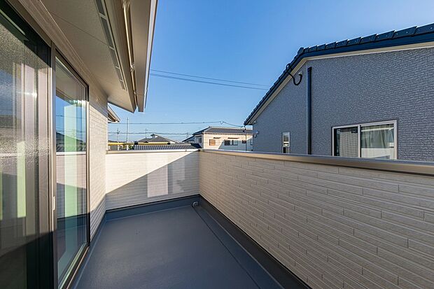 【バルコニー】広々なバルコニーはゆったりと過ごせるくつろぎスペースとしても♪