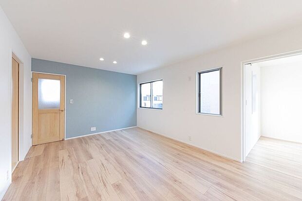 【リビング】アクセントクロスがおしゃれなリビング。大きな窓は解放感たっぷり。