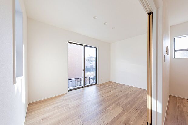 【洋室】リビング横には生活スタイルに合わせて多様な使い方のできる居室を設けました。リビングからも目が届くため、お子様の遊び場や在宅ワークスペースにもぴったり。