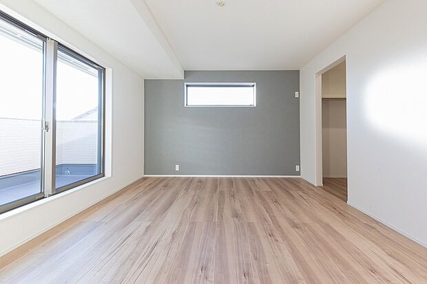 【洋室】落ちついたアクセントクロスを採用した主寝室。 全居室二面採光・収納付き。