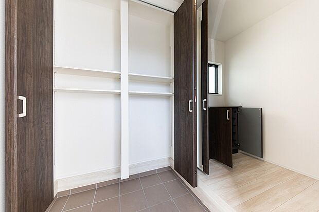 【土間収納】土間収納はベビーカーや遊び道具もスッキリ収納できる広さです。