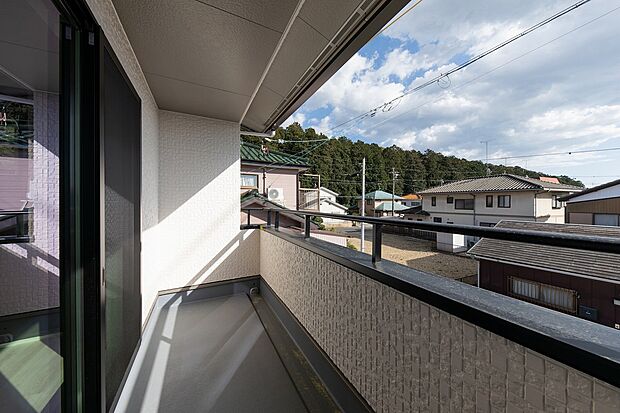 【バルコニー】バルコニーは屋根付きで急な雨でも安心です。