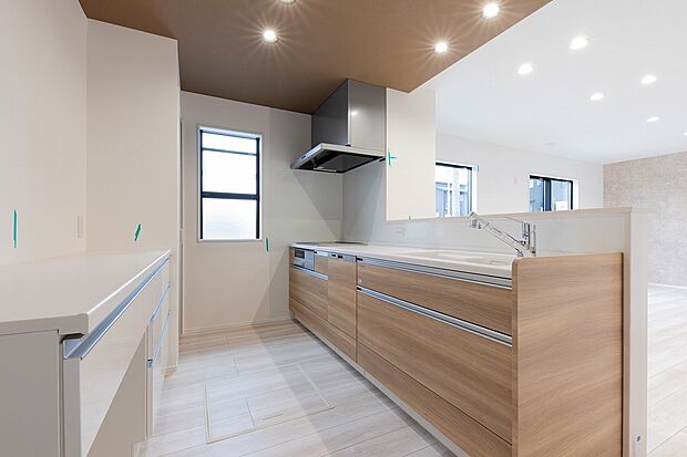 【キッチン　※標準設備】「タカラ」のシステムキッチン。アクリル人造大理石シンクは耐久性、静音性に優れています。汚れる部分をホーローでガードしているので、簡単なお手入れでキレイを長持ちさせられます。