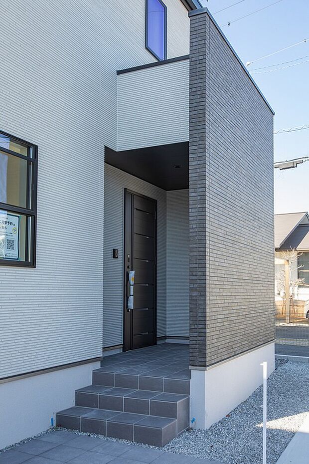 【No.2玄関ポーチ】往来から玄関が直接見えないプライバシーに配慮された設計。