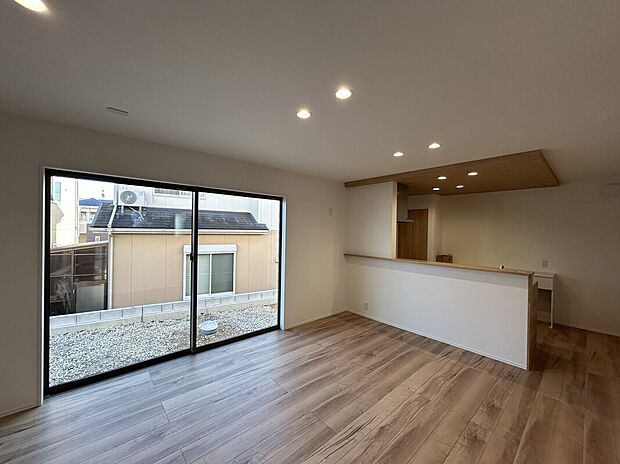 【No.1 LDK】開放感あふれる大きな窓から、光と風をたっぷりと取り込む、心地よい空間です。