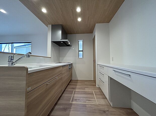 【No.1 キッチン】空間を最大限に活用した豊富なキャビネットと、便利なパントリーで、調理器具も食器も食品ストックもスッキリ収納。いつでも清潔で美しいキッチンを保てます。