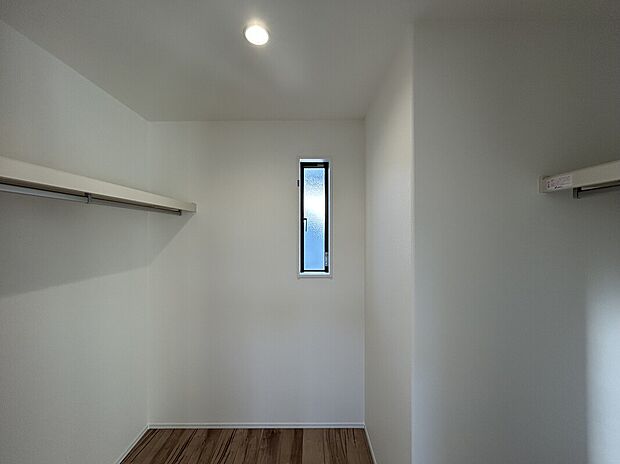 【No.1 WIC】2.5帖のゆったりとした収納力で、衣類だけでなく、かさばる物もまとめてスッキリ片付きます。