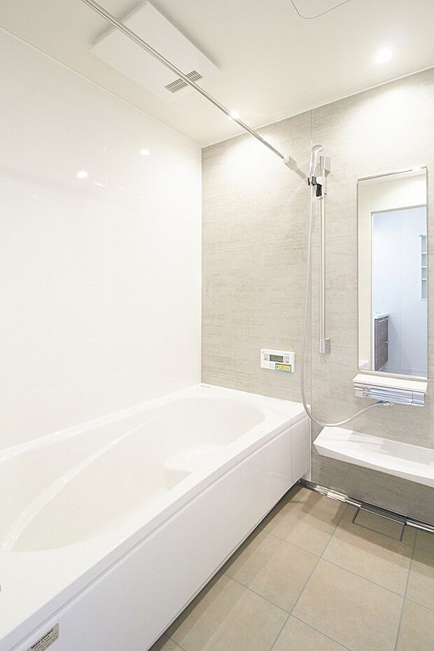 【浴室】「タカラ」のシステムバスルーム。たっぷりの保温材と頑丈なホーローでできた浴室パネルは高い断熱性と耐久性を誇ります。床も汚れに強い素材で、お手入れカンタン、いつも清潔に保てます。
