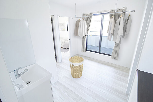 【No.1 2階ホール活用イメージ】天候に左右されず、広々とした2階ホールで大量の洗濯物を一度にスッキリ干せる、ゆとりの空間設計です。