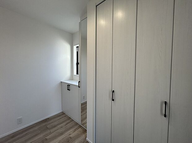 【玄関】家族全員の靴はもちろん、ベビーカーや外遊び道具までしっかり収まる大容量の収納で、いつもスッキリと美しい玄関を保てます。