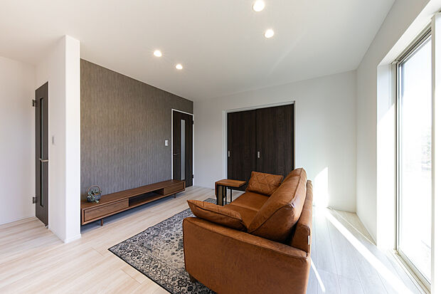 【LDK】空間に深みと個性を与えるおしゃれなアクセントクロスが、家族やゲストを迎え入れるリビングをセンス良く彩ります。