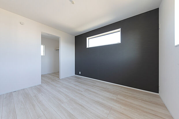 【主寝室】深みのあるブラックのクロスが、落ち着きとモダンな雰囲気を醸し出す、上質なプライベート空間です。