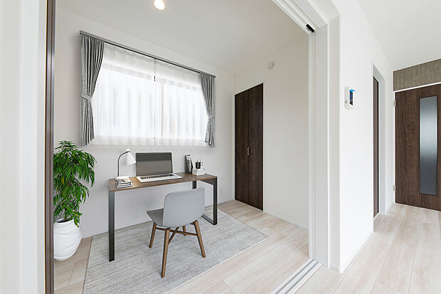 【書斎イメージ】リビングからほどよく離れて集中できる空間。在宅ワークや趣味に没頭できる、家族の気配を感じながら使える専用書斎が叶います。