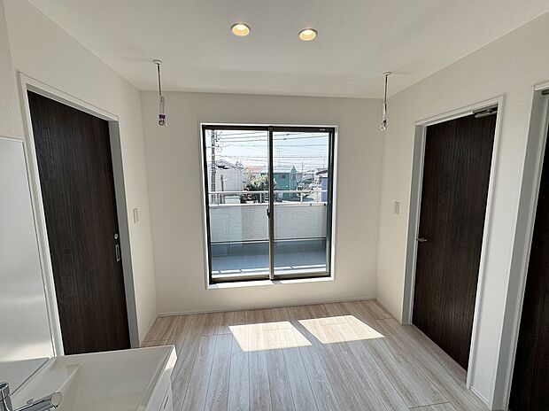 【室内物干し】バルコニーへ向かう掃き出し窓の前のため、中干しと外干しを使い分けられます。