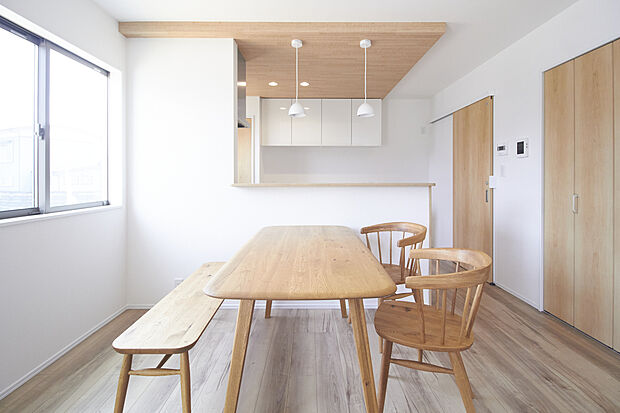 【No.2 LDK】プロよる洗練されたカラーコーディネートにより、空間全体に統一感が生まれ、ワンランク上の美しい住まいが実現しています。