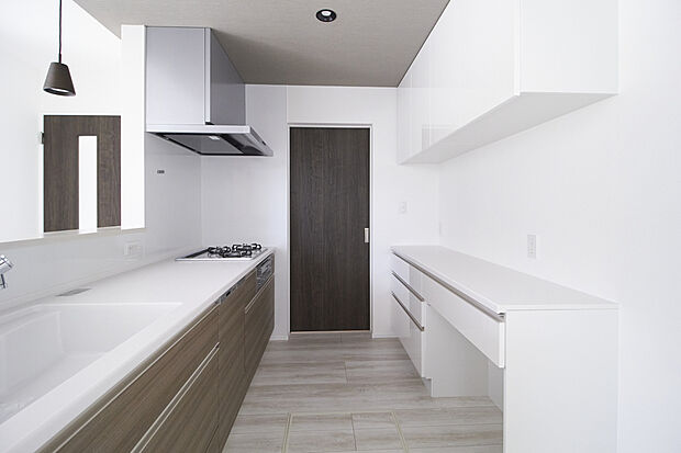 【キッチン】食器や家電を美しく収める大容量カップボードと、最新の高性能設備を標準搭載。デザインと機能性を両立させた、快適なキッチン空間です。