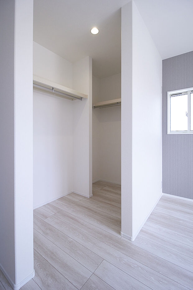 【WIC】大容量の収納力で衣類はもちろん、季節家電や大型の荷物も一箇所にまとめて管理可能。お部屋をすっきり保ち、探す手間や衣替えの労力を大幅に削減できます。