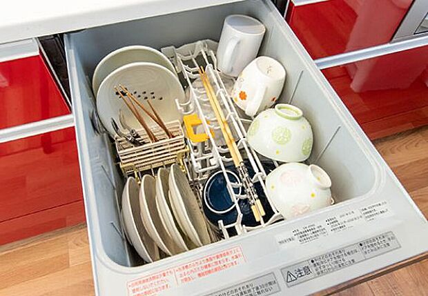 【食器洗い乾燥機】人気の食洗機を標準採用!ご家族5人分の食器が自動で洗えて大変便利です。家事の時間短縮・節水にもつながりますので、家族のだんらん時間や自由な時間を作りやすくなります。(※画像はイメージです)