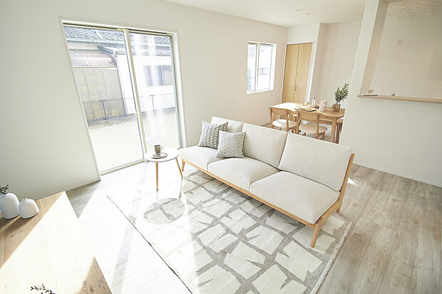 【LDK】プロにより厳選された家具と高性能エアコンを標準設置済み。引っ越し後すぐに、快適で統一感のあるLDKでの新生活をスタートできます。