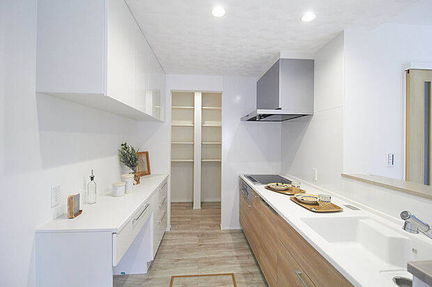 【キッチン】食器や調理家電をまとめて美しく収納できる大容量のカップボードを完備。すっきりとしたキッチン空間で、快適に料理を楽しめます。