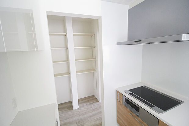 【パントリー】キッチンからすぐにアクセスできる1.5帖の広々パントリー。食品や日用品のストックを一箇所に集中収納し、キッチンをいつもスッキリ保ちます。