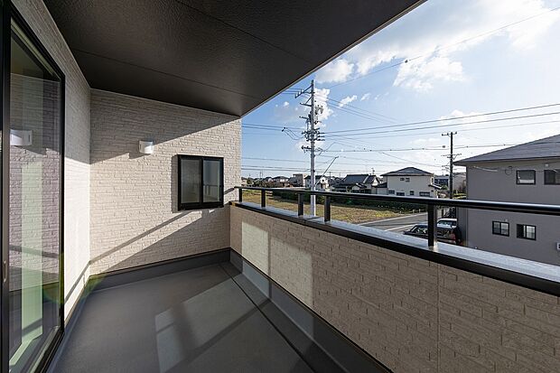 【バルコニー】バルコニーは屋根付きで急な雨でも安心。