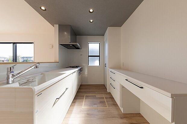 【キッチン】「タカラ」のシステムキッチン。アクリル人造大理石シンクは耐久性、静音性に優れています。汚れやすい部分をホーローでガードしているので、簡単なお手入れでキレイを長持ちさせられます。食洗機付きでご家族5人分の食器が自動で洗えて大変便利です。家事の時間短縮・節水にもつながりますので、ご家族だんらんの時間を作りやすく、冬場の手荒れも減らせます。