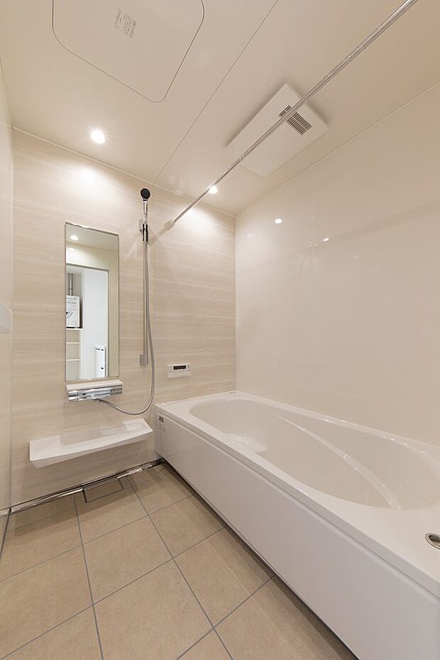 【浴室】「タカラ」のシステムバスルーム。たっぷりの保温材と頑丈なホーローでできた浴室パネルは高い断熱性と耐久性を誇ります。床も汚れに強い素材で、お手入れカンタン、いつも清潔に保てます。
