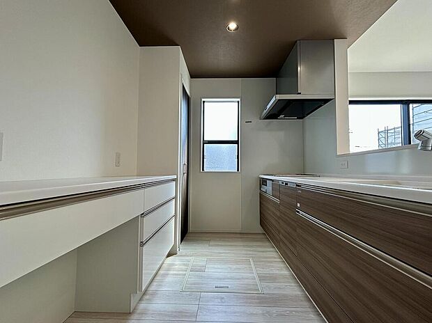 【キッチン】「タカラ」のシステムキッチン。アクリル人造大理石シンクは耐久性、静音性に優れています。汚れやすい部分をホーローでガードしているので、簡単なお手入れでキレイを長持ちさせられます。食洗機付きでご家族5人分の食器が自動で洗えて大変便利です。家事の時間短縮・節水にもつながりますので、ご家族だんらんの時間を作りやすく、冬場の手荒れも減らせます。
