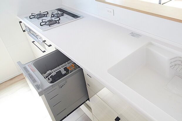 【食洗機】ご家族5人分の食器が自動で洗えて大変便利です。家事の時間短縮・節水にもつながりますので、ご家族だんらんの時間を作りやすく、冬場の手荒れも減らせます。