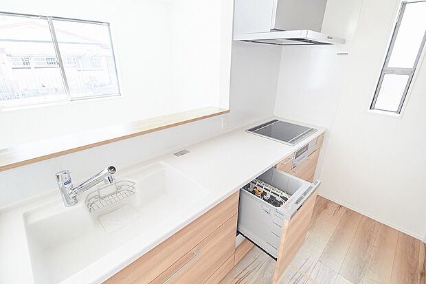 【キッチン】「タカラ」のシステムキッチン。アクリル人造大理石シンクは耐久性、静音性に優れています。汚れやすい部分をホーローでガードしているので、簡単なお手入れでキレイを長持ちさせられます。