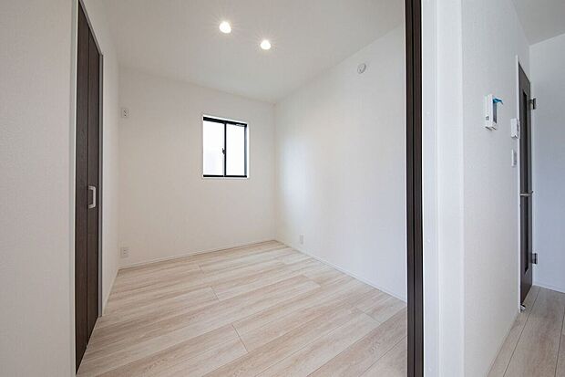 【No.1　洋室】リビング横には生活スタイルに合わせて多様な使い方のできる居室を設けました。 お子様の遊び場や在宅ワークスペースにもぴったり。