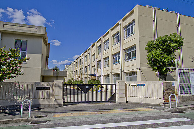 舞子小学校、徒歩５～６分(約400～440m)。登下校の負担が少ない身近な距離に位置しており、送り出すご家族も安心です。学校HP「まいこっこニュース」では、授業の様子が写真入りで紹介されています。