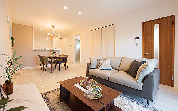 【モデルハウス/LDK】約18.8帖のLDKは、白を基調とした明るい空間。家族とのコミュニケーションを取りながら開放的な空間で過ごすことが出来ます。