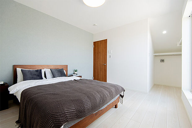 【モデルハウス/寝室】ベッドを余裕をもって配置できる約7.0帖の主寝室。バルコニーから暖かな光が差し込み部屋を照らします。WICがあり、室内の片付けもスムーズに行えます。