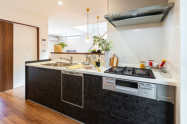 【1階キッチン/D号地モデルハウス】
食器洗い乾燥機などを備えた、機能的な対面式キッチンです。引き出し収納や背面にはパントリーがあり、収納スペースも◎玄関から近く、買い物の運び込みがスムーズです。