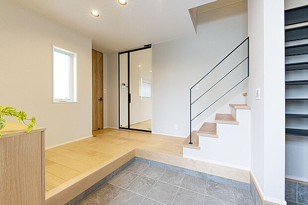 【お近くで公開中のモデルハウス】
採光が差し込む窓から温かい光が広がる、ゆとりある玄関。
オークカラーのクロスが空間に新鮮な印象を与えます。