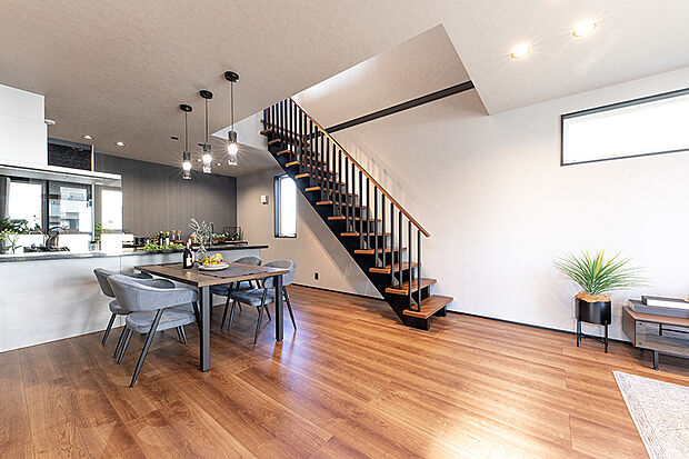 【当社施工例/ダイニング・キッチン】
階段のアイアンと木目調がアクセントとなり、重厚感の中にも温かみを感じられる邸宅です。