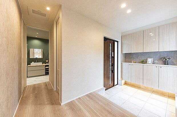 【当社施工例/玄関】
広々とした玄関で、朝の混雑する時間帯も安心です。