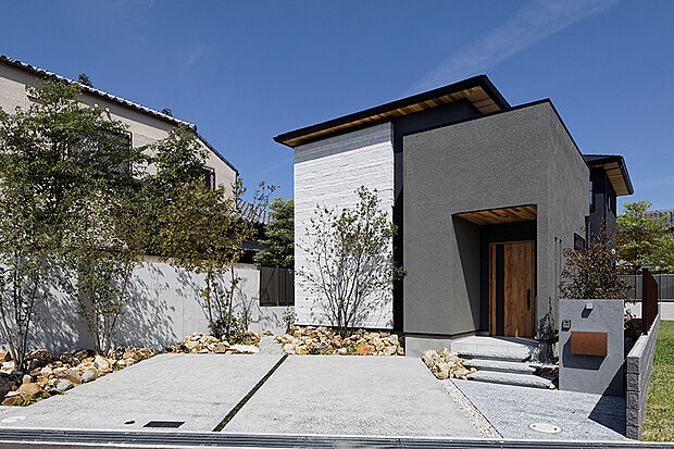 【当社施工例／外観】
シンプルで洗練されたデザインが魅力のモダンな住まいです。自由設計で叶える、理想の邸を是非！