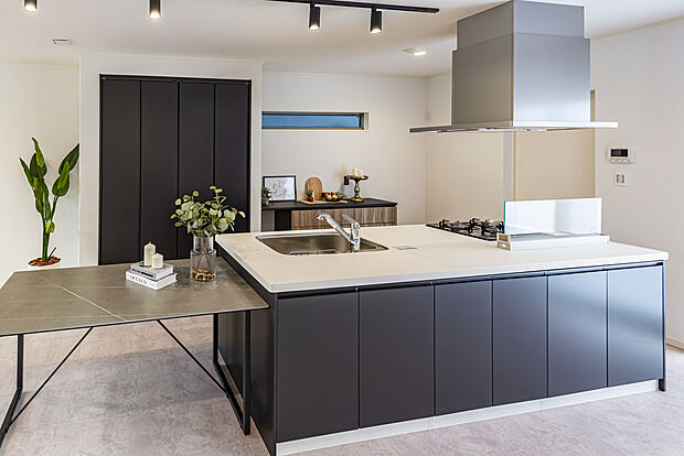 【【当社施工例/キッチン】】アイランドキッチンを採用した、開放的なキッチンで料理ができます。キッチンを囲み、複数人でも料理がしやすいため、家族や友人と一緒に料理を楽しめます。