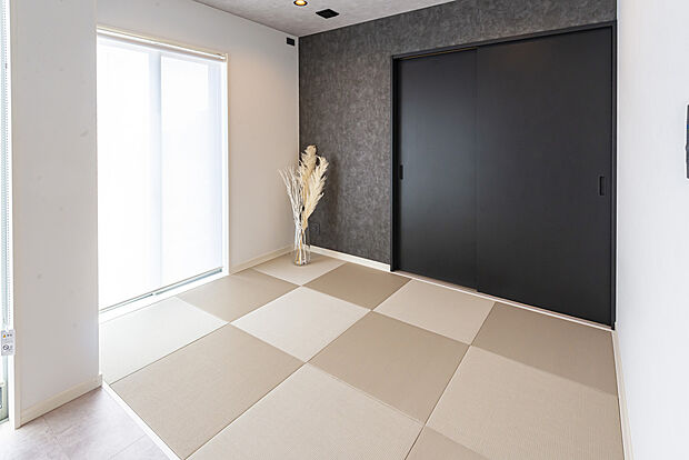 【【当社施工例/和室】】リビング隣接の和室は、来客時にお通ししたり、洗濯物を畳む場所として使ったり、お子様のプレイスペースなど、ライフスタイルに応じて様々な使い方ができます。