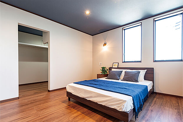 【【当社施工例/寝室】】寝室横には収納スペースを設けており、スーツケースや季節家電など、大きな荷物の収納にも便利です。ハンガーパイプを備えており、掛ける収納が可能です。