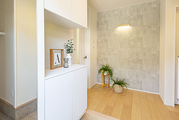 【【当社施工例/洋室】】玄関には、靴のほかベビーカーや外遊び用のおもちゃ、コート類も収まる大容量のSCLをプランニング。住まいの顔となる玄関が、いつもすっきり片付きそうです。