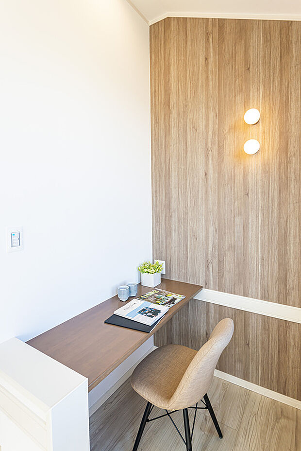 【【当社施工例/書斎コーナー】】カウンター近くにコンセントを備えています。在宅ワークスペースや家事スペースなど、ご家族のライフスタイルに合わせた使い方が可能です。