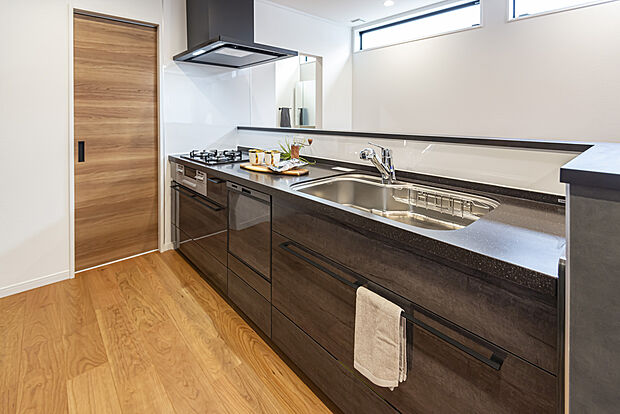 【【当社施工例/キッチン】】広々としたキッチンなので料理がしやすく、毎日料理をする奥様にとっては嬉しいキッチンです。近くに収納棚も設けておりキッチンで使う物を沢山収納できます。