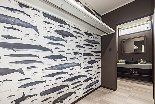 【【FCL／モデルハウス】】家族で使えるファミリークローゼット。お出かけの時に使う服をかけて置いたり、大きな物も収納できる場所です。リビング、洗面室に繋がっている回遊動線のためスムーズに移動できます