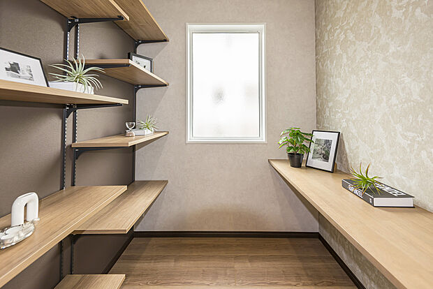 【【書斎／モデルハウス】】寝室横の書斎では、寝る前に読書を楽しんだり、パソコンを置く事でデスクワークができるスペースとして活躍します。